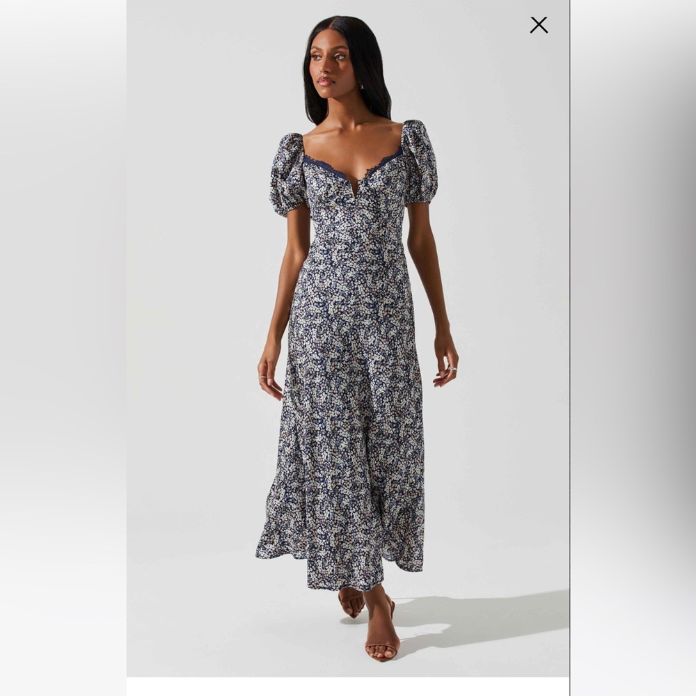 ASTR Stevie Short Sleeve Sweetheart Neck Dress